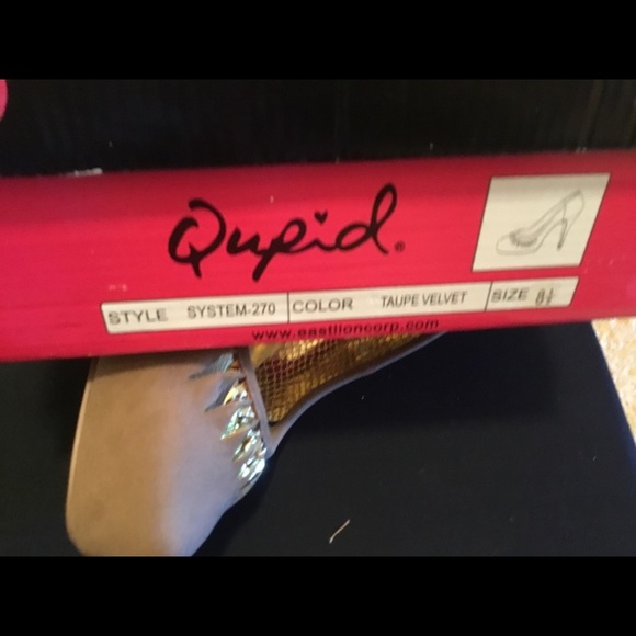 Qupid Women’s Faux Suede platform pumps with triangle cut out detail - Picture 7 of 8